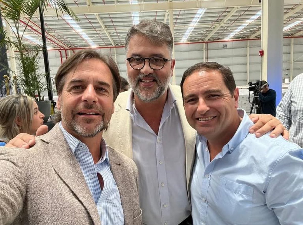 LuisPera40's tweet photo. Feliz cumpleaños @LuisLacallePou tu huella pisamos, falta menos y hacia ahí vamos! https://t.co/Z5Q4qyB8NO