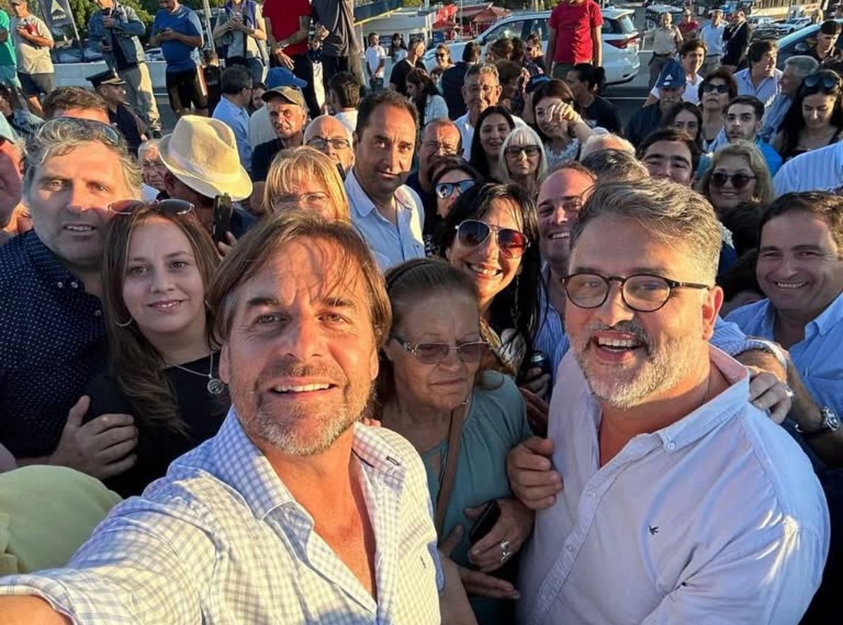 LuisPera40's tweet photo. Feliz cumpleaños @LuisLacallePou tu huella pisamos, falta menos y hacia ahí vamos! https://t.co/Z5Q4qyB8NO
