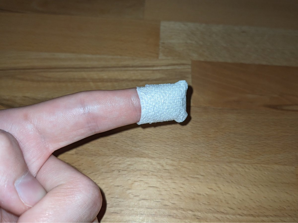 Bertus Meijer / hij van Onderwijsenzo (@backinflow) on Twitter photo Ik sneed in mijn vinger en koos toen niet voor verbinding.
Gewoon een pleister was voldoende.
Een soort doekje voor het bloeden. Ik sneed in mijn vinger en koos toen niet voor verbinding.
Gewoon een pleister was voldoende.
Een soort doekje voor het bloeden.