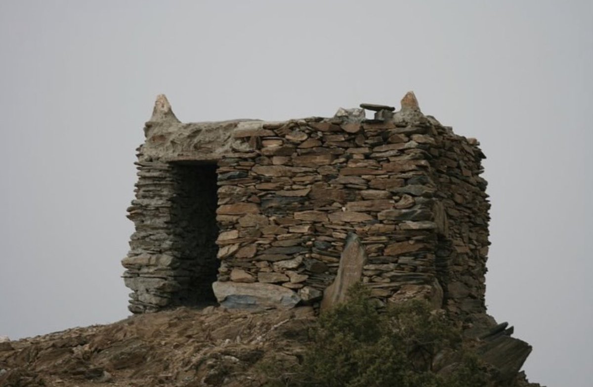 ghamd_history's tweet photo. 📍خيمة الحامي (حصن الحامي)، قوس دار الرمادة

🏰 | من الحصون التاريخية في منطقة الباحة وقرية دار الرمادة ببني ظبيان
وكانت منطقة القوس منطقة حرب ويُمنع نزول النساء للمنطقة بسبب الحروب فكان اشهر فرسان قرية دار الرمادة يحمون هذي القرية بالمناوبة

ومن ضمن فرسان القرية الفارس حنيش الرمادي الذي شارك في أحد الحروب ضد الدولة العثمانية حينها

ويستخدم الحصن لكشف خطط القبائل والقرى المجاورة لدار الرمادة في زمن الحروب

نص الوثيقة:
الحمدلله وحده
يعلم من يراه لقد حضروا اهل الرمادة جميع بعد صلاة الجمعة في سنة ١٢٥٥ شهر ربيع اول ثم انهم تشارطوا وترابطوا على ان من يطلع القوس رجال يحترث الاخر الثلث للجماعه والثلثين لمن حرث ويذرا ويحمي كان هذا الشرط بحضرت الجماعه جميع ورضاهم وانا موسى ابن محمد كاتبه وشاهد شاهد بتاريخه والله خير وكيل
#غامد