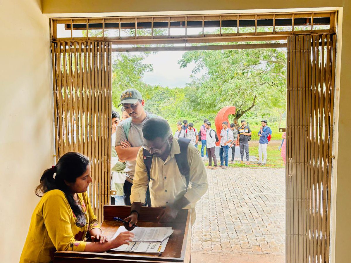 Mohankumar207's tweet photo. 1st Day, 1st Show 😊 Students all set for our ‘Sankalpa’ program @ Davangere—hearts full of hope, eyes full of BIG dreams!"

Setting the tone, sparking the fire! 🔥
Orientation at Davangere-taken by me along with SS Care Trust &amp; Davangere University.

#upsc #UPSC #upscaspirants https://t.co/f3nPZEveRt