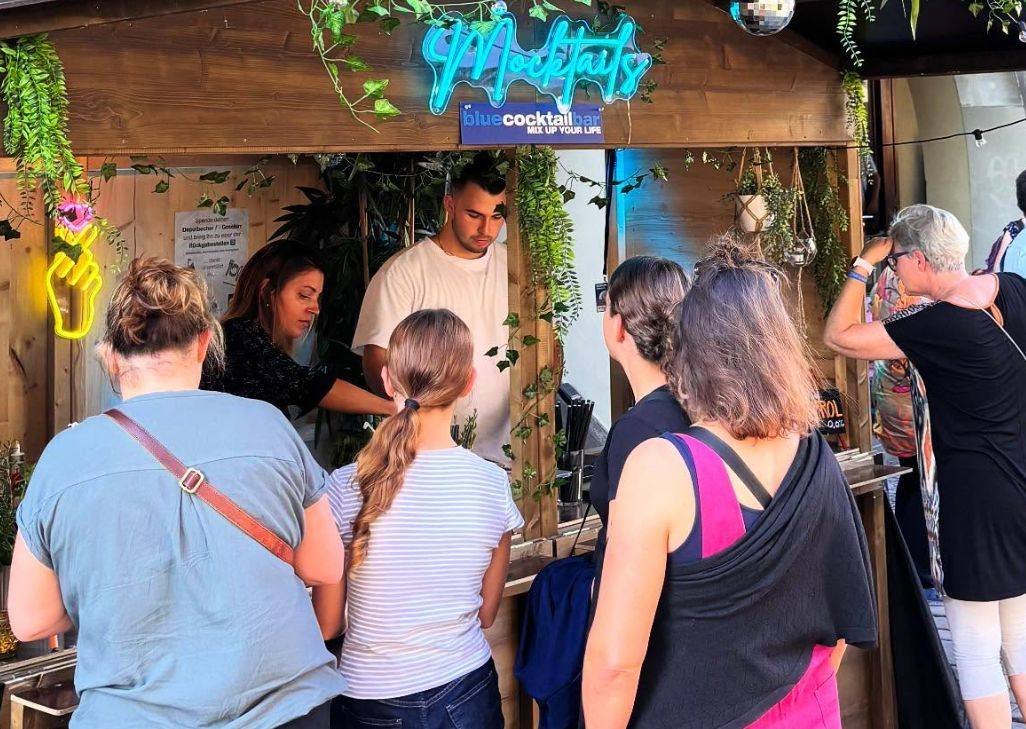 Am Wochenende waren wir mit der #BlueCocktailBar am #Buskers in Bern im Einsatz.
Coole Stimmung, coole Leute - so macht arbeiten Spass. 🍹
#alkoholfrei #Mocktails #soberlife #sobriety #sober #SoberCurious #MindfulDrinking