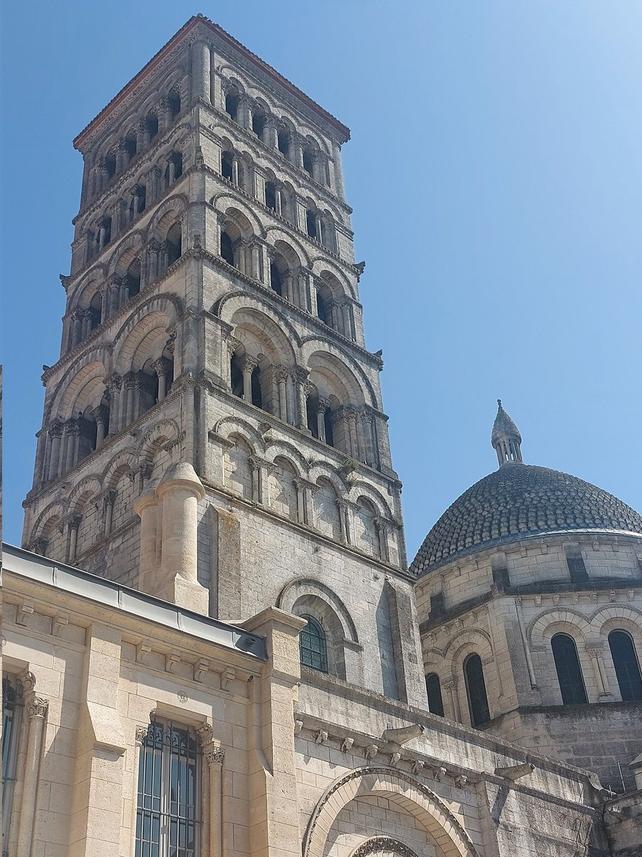 Cathédrale d'Angoulême et son portail roman restauré.