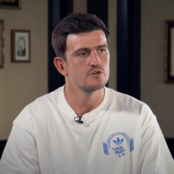 ️🎙️ | حديث جميل لـهاري ماغواير عن كيفية تعامله مع الانتقادات الكبيرة ونصيحته للاعبين الأصغر سنًا 🔴👇

"أولًا وقبل كل شيء، لدي فريق جيد حولي، لدي عائلة جيدة، أنا قريب جدًا من أصدقائي، أصدقاء كنت قريبًا منهم في المدرسة، وظللت مع نفس مجموعة الأصدقاء. ذلك الدعم مهم جدًا.

لكن الشيء