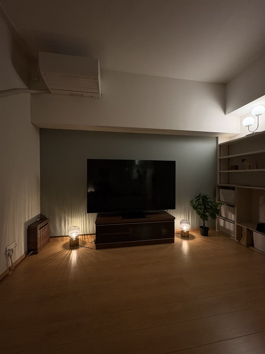 kurokiryo_0917's tweet image. やっと配線綺麗にした！！
市販の材料ならこれで十分でしょう😌

この照明気に入りすぎて6個買いました笑
真鍮でめっちゃ高級感ある！
IKEAで2,000円ぐらい！

#doityourself