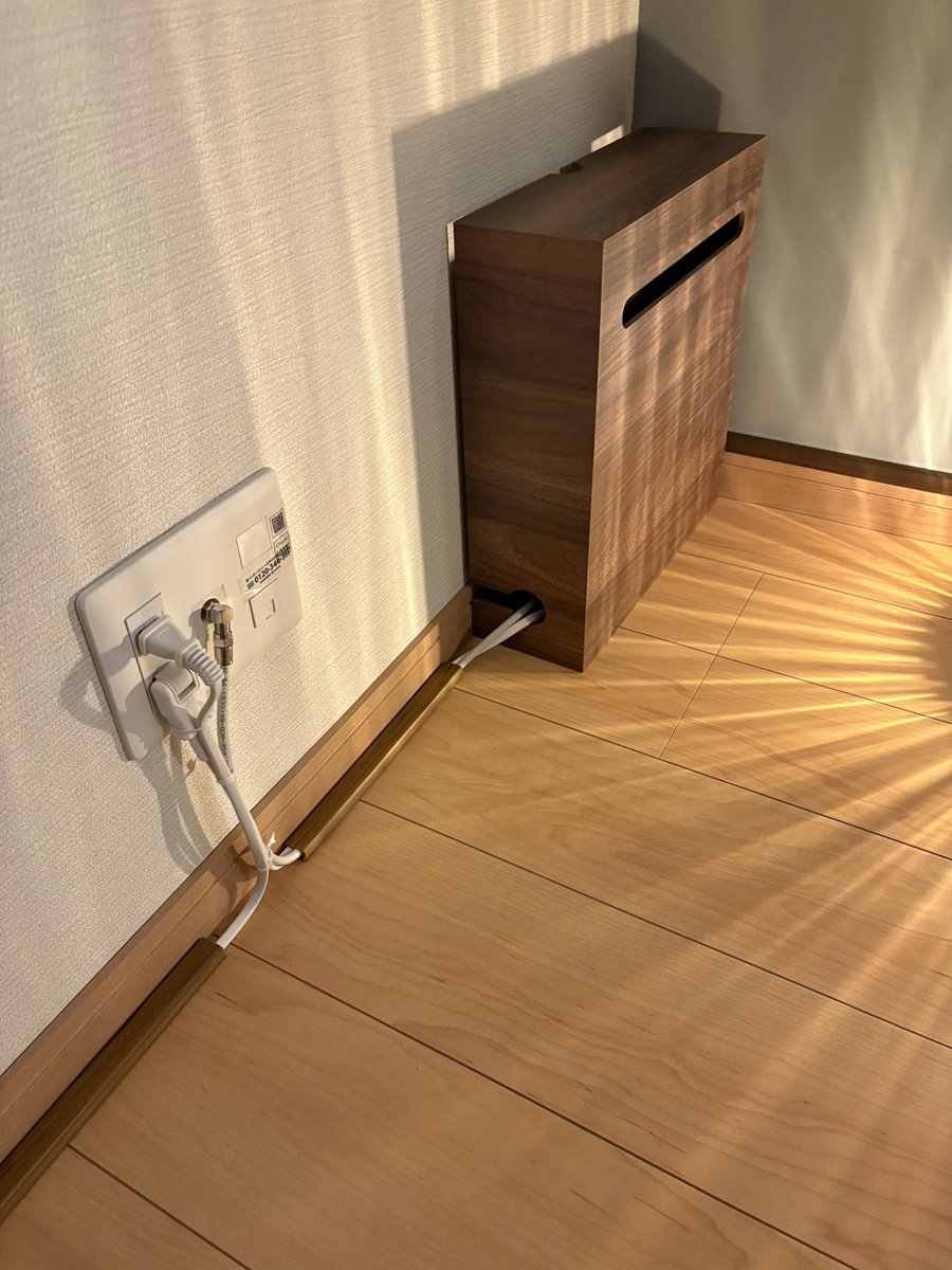 kurokiryo_0917's tweet image. やっと配線綺麗にした！！
市販の材料ならこれで十分でしょう😌

この照明気に入りすぎて6個買いました笑
真鍮でめっちゃ高級感ある！
IKEAで2,000円ぐらい！

#doityourself