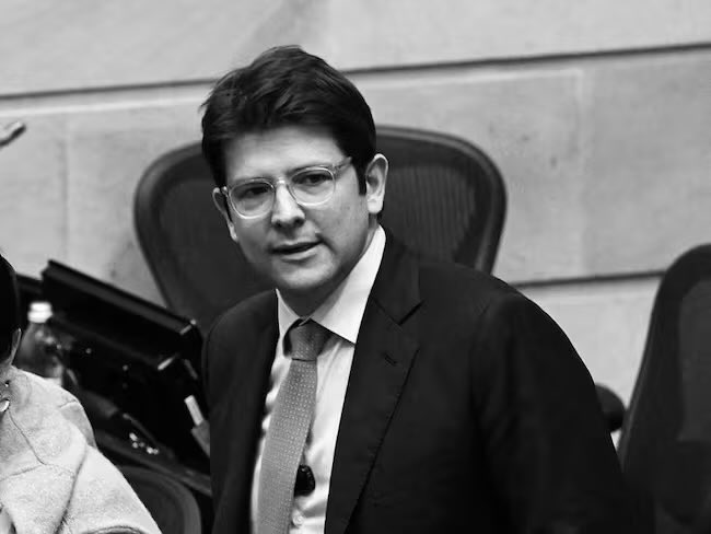 Desde Panamá lamentamos profundamente la partida del senador Miguel Uribe Turbay y condenamos con firmeza los actos de violencia que apagaron su vida. Nuestra solidaridad y oraciones para su familia y el pueblo colombiano. #NoMásViolencia #MiguelUribeTurbay