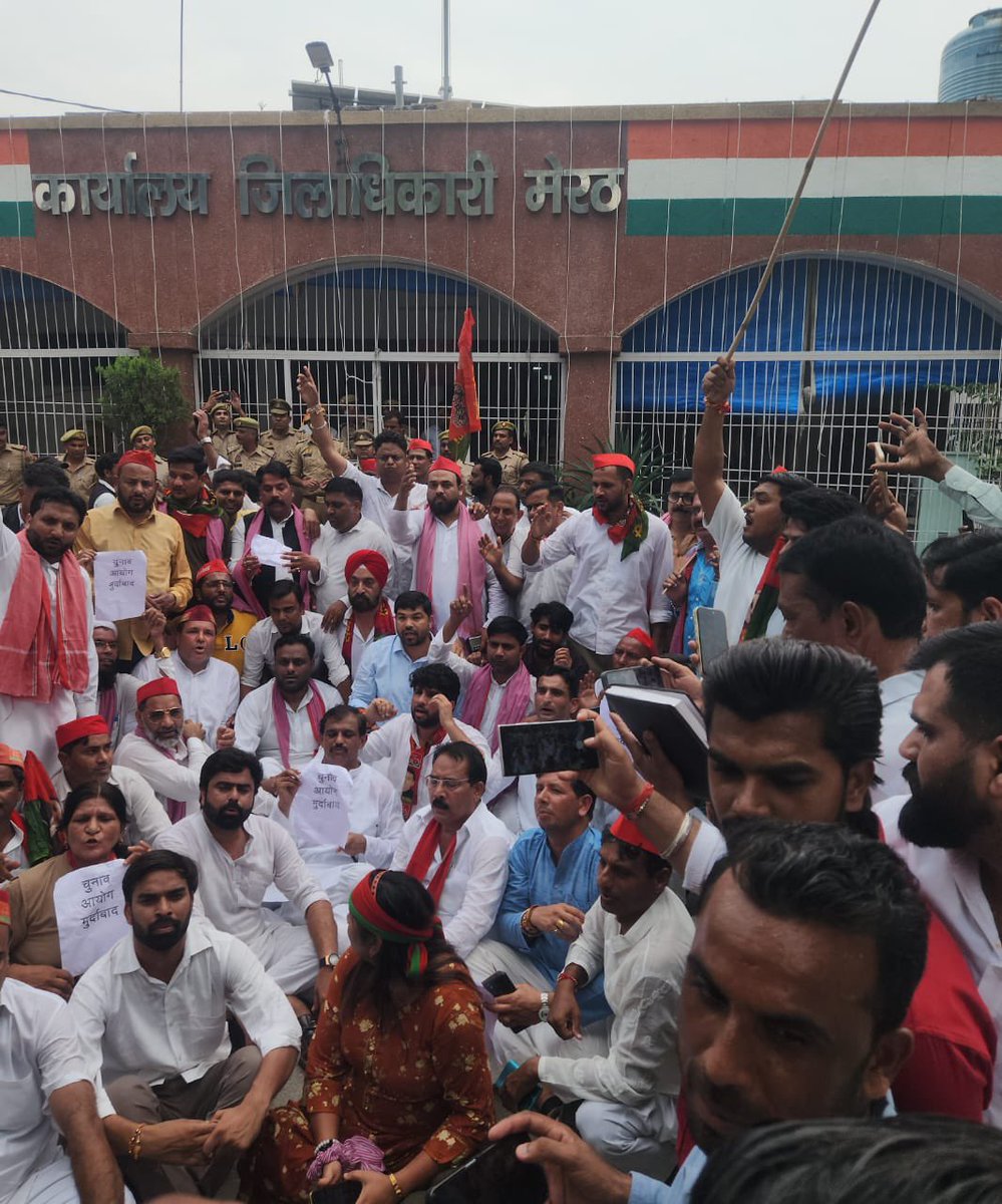 AamitSharmasp's tweet photo. माननीय राष्ट्रीय अध्यक्ष जी को दिल्ली में गिरफ्तार करने के विरोध में गिरफ्तारी देने पहुंचे !
माननीय अखिलेश यादव जी को छोड़े जाने के बाद आंदोलन खत्म किया और सत्ताधारी  सरकार को चेतावनी  दी कि भविष्य में ऐसी कोई कार्रवाई सरकार के द्वारा ना हो..!!
आंदोलन 
Samjwadi page https://t.co/AwbhA38KWU