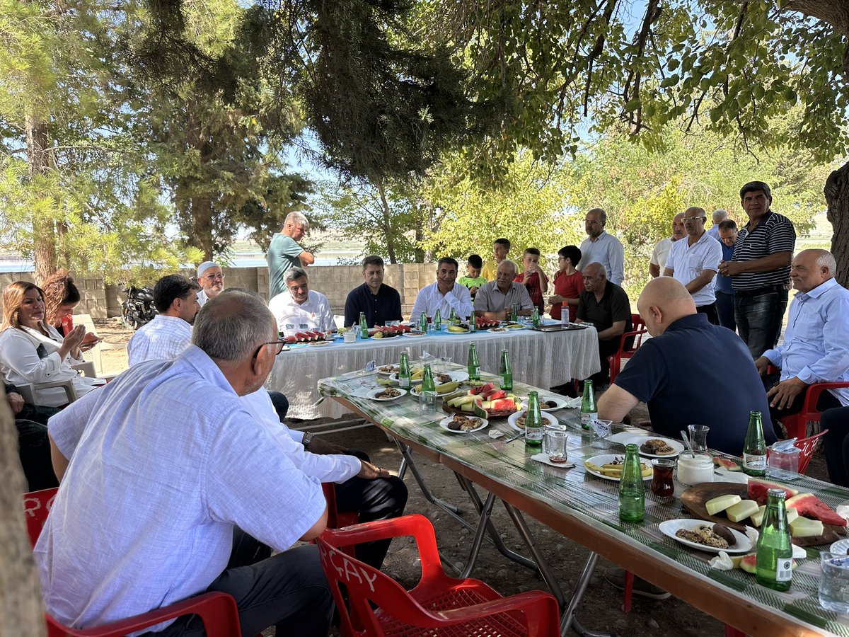 AliSahin501's tweet photo. 📍KARKAMIŞ GÜRÇAY MAHALLESİ

Gaziantep Büyükşehir Belediye Başkan Vekilimiz Arif Seçkin, Karkamış Belediye Başkanımız Mustafa Güzel, AK Parti Gaziantep İl Başkan Yardımcılarımız, AK Parti Karkamış İlçe Başkanımız Hacı Ayvaz Çiçek, Kadın Kolları ve Gençlik Kolları teşkilat mensuplarımızla birlikte Gürçay Mahalle sakinlerimizi ziyaret ettik. İhtiyaçlarımız konusunda çalışmalar yaptık… 

@Akparti 
@AKPartiG_Antep
@mustafaguzel027 
@AyvazHac18390 
@arifseckinn 
@yilmaz_huseyinn 
@akpartikarkamis