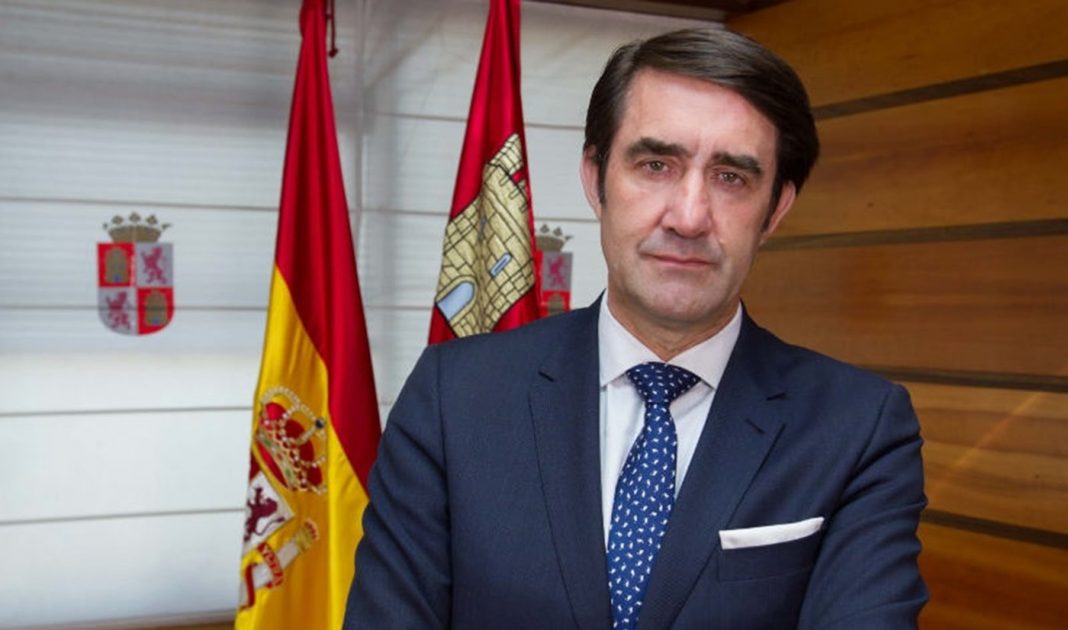 Juan Carlos Suárez-Quiñones es Trending Topic en España. Es consejero del PP en Castilla y León con 93.576€ de sueldo. Privatizó la lucha contra incendios a Talher de Florentino. Dijo que la culpa de incendios era de los ecologistas. Aparece en las escuchas del Caso Enredadera.