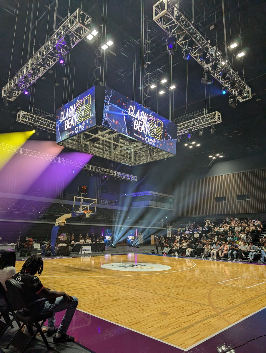 yanchiman_1003's tweet photo. バスケ1on1最強を決める大会「CLASH BEAT2025」を観戦させていただきました。
今まで観たことのないスピード感、迫力、リズム…最高のワクワクが詰まった素晴らしいイベントでした。
高田真希さん、この度は一緒にテーマソングを作らせていただき、本当にどうもありがとうございました!🏀
これからも弊社「Go2E」は、「CLASH BEAT」のサウンドパートナーとして大会を全力で盛り上げてまいります。
全てにテーマソングを!
#CLASHBEAT
#高田真希さん
#Go2E
#テーマソング