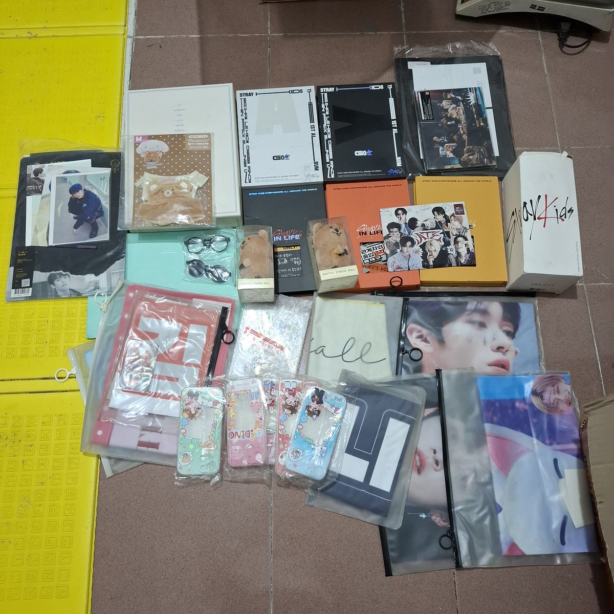 Littlepun_id's tweet photo. [HELP RT] SALE WTS SELL Stray Kids Album &amp; Merchandise
💰 500k TAKE ALL

Ada slingbag bbokari juga
Payment splitpay + shopee https://t.co/P2d5lmQwmh