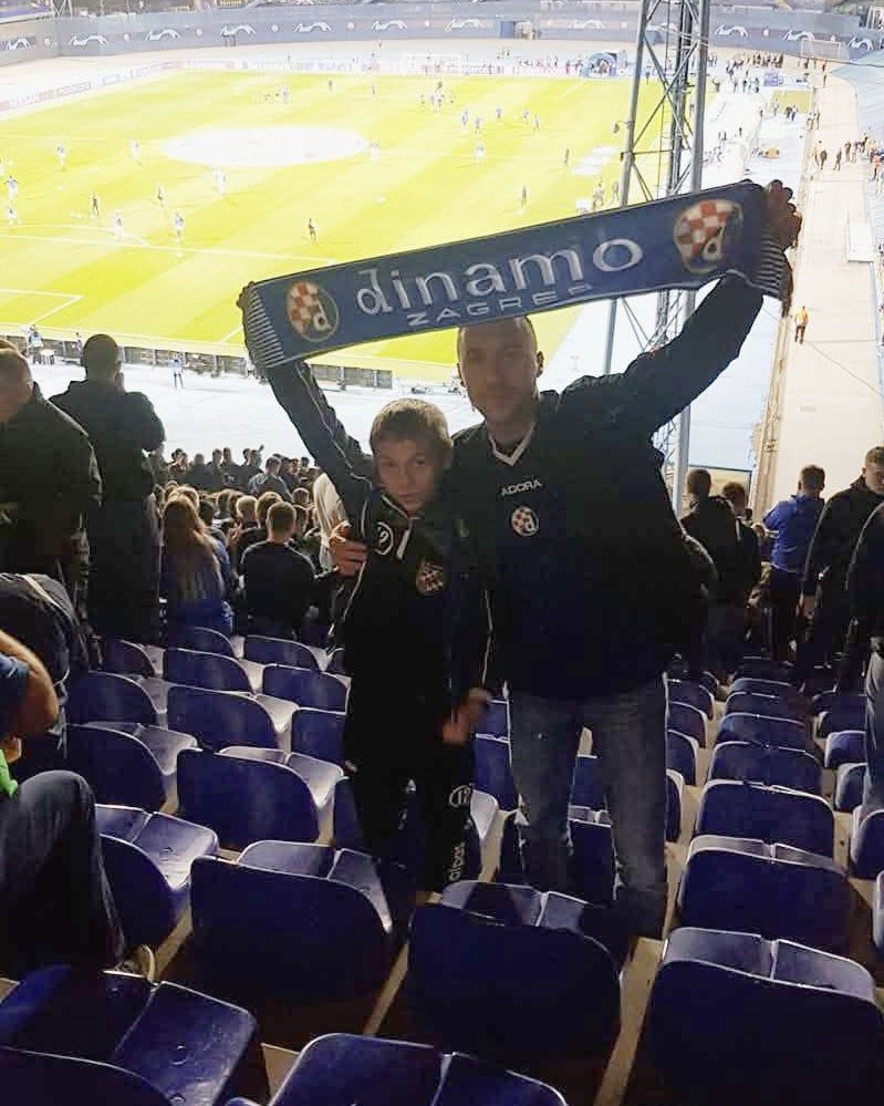 Mladi krilni napadač Karlo Zulfić, najbolji igrač ovogodišnjeg izdanja međunarodnog juniorskog turnira Mladen Ramljak, potpisao je profesionalni ugovor s Dinamom 📄✍🏼

Igra na mjestu desnog krila, svojim je prodorima, driblinzima i vještim udarcima namučio Juventusovu obranu,