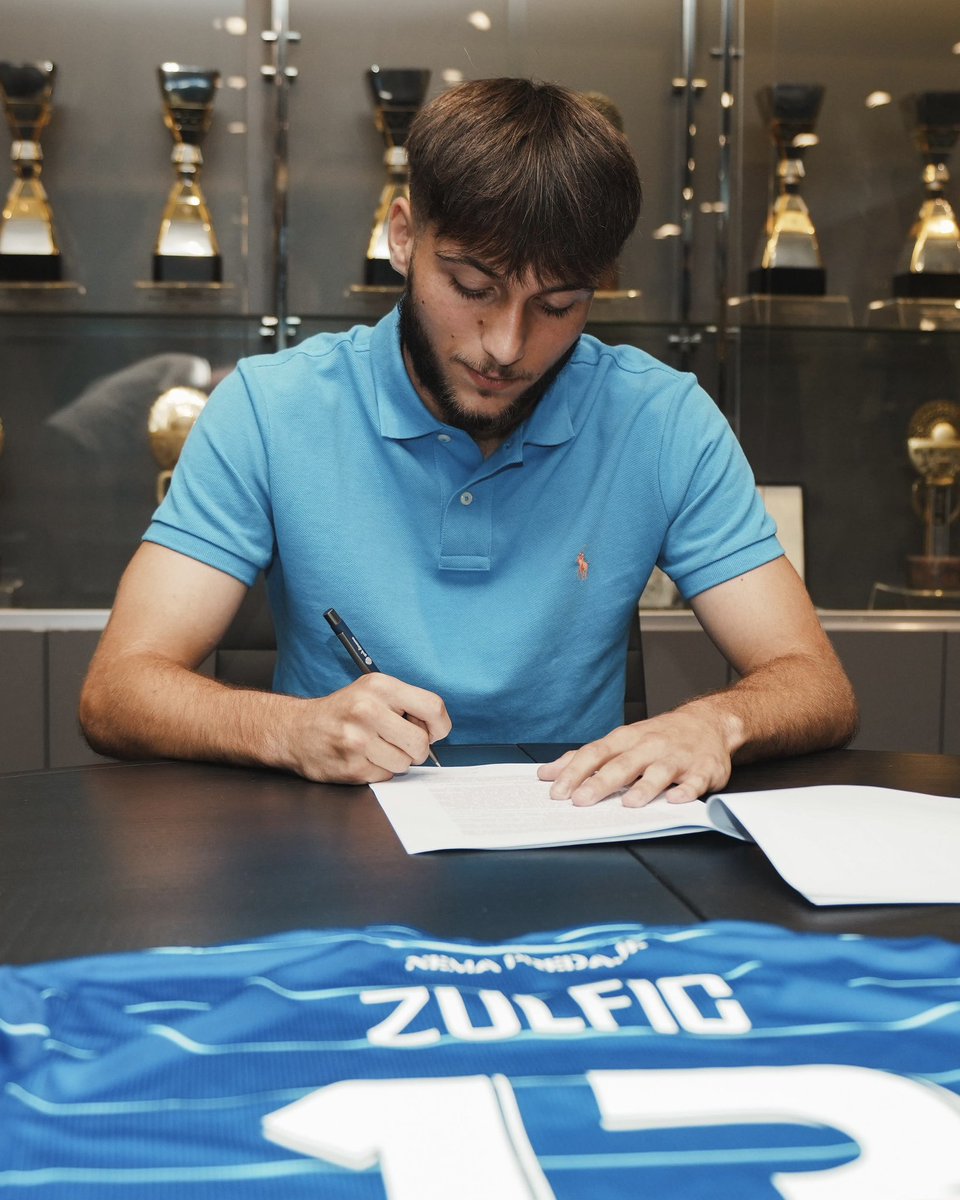gnkdinamo's tweet photo. Mladi krilni napadač Karlo Zulfić, najbolji igrač ovogodišnjeg izdanja međunarodnog juniorskog turnira Mladen Ramljak, potpisao je profesionalni ugovor s Dinamom 📄✍🏼

Igra na mjestu desnog krila, svojim je prodorima, driblinzima i vještim udarcima namučio Juventusovu obranu, kasnije je bio i strijelac i asistent u remiju protiv Manchester Uniteda za plasman u finale da bi u samoj finalnoj utakmici zabio pogodak kojim je Dinamo i osvojio turnir 🏆🥇🎊

Rođen je 3. studenoga 2007. u Zagrebu na Trešnjevci, a kao 14-godišnjak u ljeto 2022. stigao je u Dinamovu školu. Kao mali dječak, sa svojim je ocem odlazio na sjevernu tribinu navijati za najdraži klub, a danas, nekoliko godina kasnije, živi svoje snove i nastavlja sanjati da će uskoro zaigrati u najdražem dresu za prvu momčad Dinama 🦁💭

Dragi Karlo, od srca čestitamo na potpisu profesionalnog ugovora i želimo ti puno uspjeha i radosti u plavom dresu! 💙