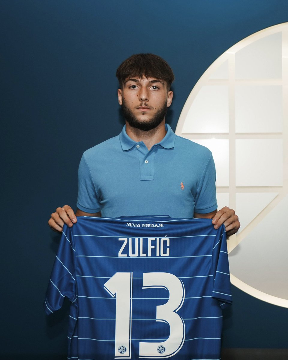 gnkdinamo's tweet photo. Mladi krilni napadač Karlo Zulfić, najbolji igrač ovogodišnjeg izdanja međunarodnog juniorskog turnira Mladen Ramljak, potpisao je profesionalni ugovor s Dinamom 📄✍🏼

Igra na mjestu desnog krila, svojim je prodorima, driblinzima i vještim udarcima namučio Juventusovu obranu, kasnije je bio i strijelac i asistent u remiju protiv Manchester Uniteda za plasman u finale da bi u samoj finalnoj utakmici zabio pogodak kojim je Dinamo i osvojio turnir 🏆🥇🎊

Rođen je 3. studenoga 2007. u Zagrebu na Trešnjevci, a kao 14-godišnjak u ljeto 2022. stigao je u Dinamovu školu. Kao mali dječak, sa svojim je ocem odlazio na sjevernu tribinu navijati za najdraži klub, a danas, nekoliko godina kasnije, živi svoje snove i nastavlja sanjati da će uskoro zaigrati u najdražem dresu za prvu momčad Dinama 🦁💭

Dragi Karlo, od srca čestitamo na potpisu profesionalnog ugovora i želimo ti puno uspjeha i radosti u plavom dresu! 💙