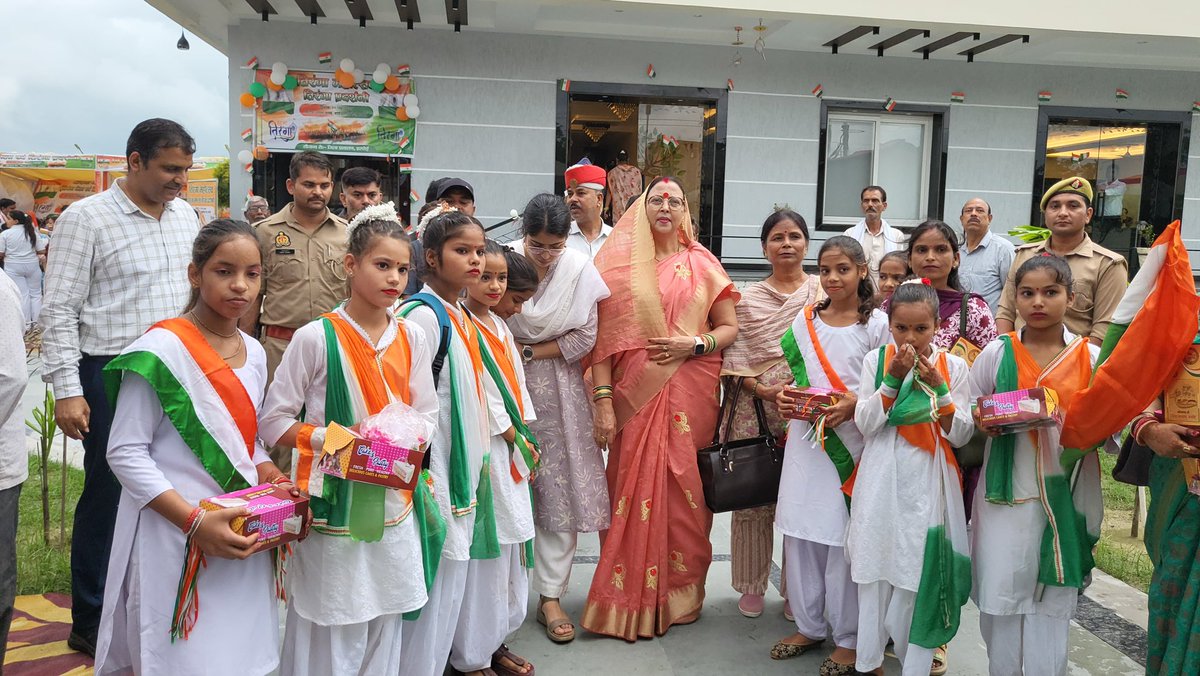 dmhardoi's tweet photo. हर घर तिरंगा अभियान के द्वितीय चरण के अंतर्गत  शाहजहांपुर रोड स्थित स्टेटस क्लब में भव्य तिरंगा प्रदर्शनी का आयोजन किया गया जिसमें विभिन्न विभागों द्वारा अपने उत्पादों व योजनाओं पर आधारित स्टाल लगाए गए। बच्चों व स्थानीय कलाकारों में सांस्कृतिक प्रस्तुतियां दी। https://t.co/yFIn3DG7FW