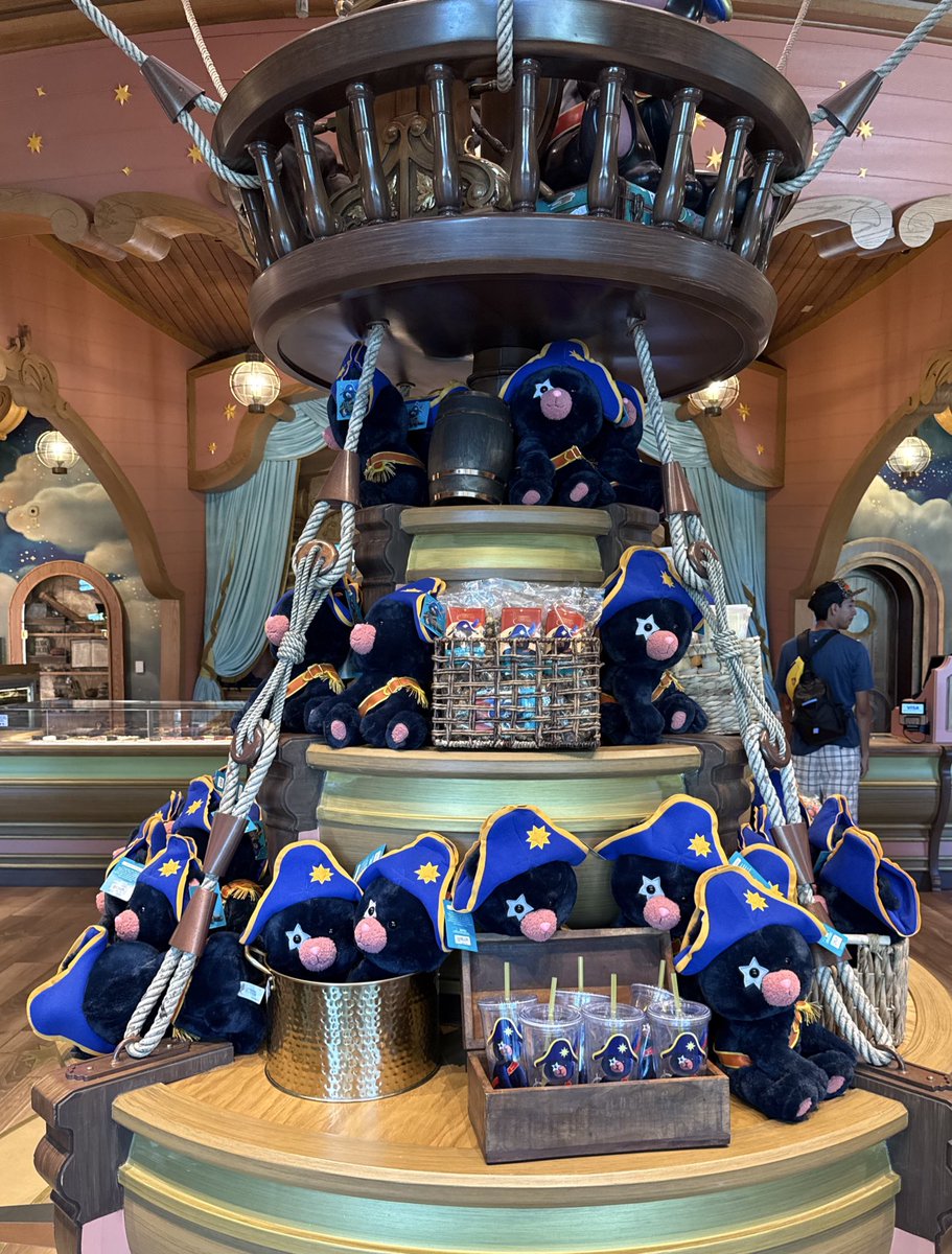 ThemeParkShark's tweet image. CAPTAIN CACAO is BACK at Epic Universe!

Price is $40

@UniversalORL