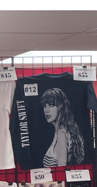 SandraPatronas's tweet photo. @tswifterastour And it was # 12 on the merch tents https://t.co/PgNjdumNxz
