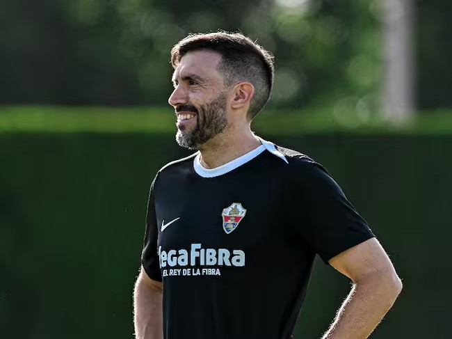 AmaroJonay's tweet photo. En clave Elche, Eder Sarabia ha reconocido que el club trabaja en traer entre 4 y 6 incorporaciones. Para mí, son los claros candidatos a bajar. La tendencia dice que, en los últimos años, equipo que ha traído refuerzos a lo loco y de forma apresurada... Huelen a descenso. https://t.co/vJvHIlZeLB