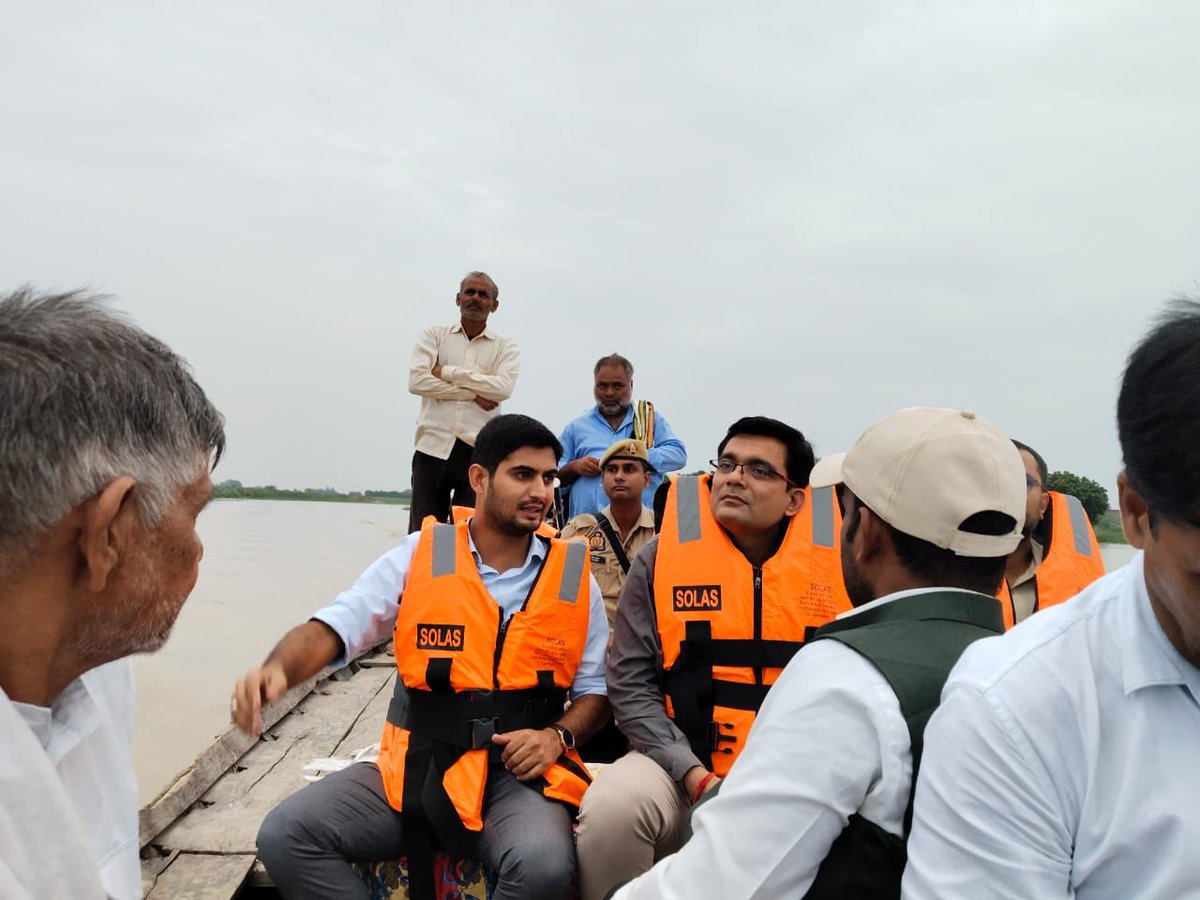 dmhardoi's tweet photo. आज अपर जिलाधिकारी न्यायिक प्रफुल्ल त्रिपाठी ने उप जिलाधिकारी मयंक कुंडू के साथ सवायजपुर तहसील के अलीशेर पुरवा गाँव में बाढ़ से निपटने की तैयारियों का जायजा लिया तथा सम्बंधित अधिकारियों को आवश्यक निर्देश दिए।
@CMOfficeUP 
@InfoDeptUP 
@UPGovt https://t.co/k18yXNoBFP