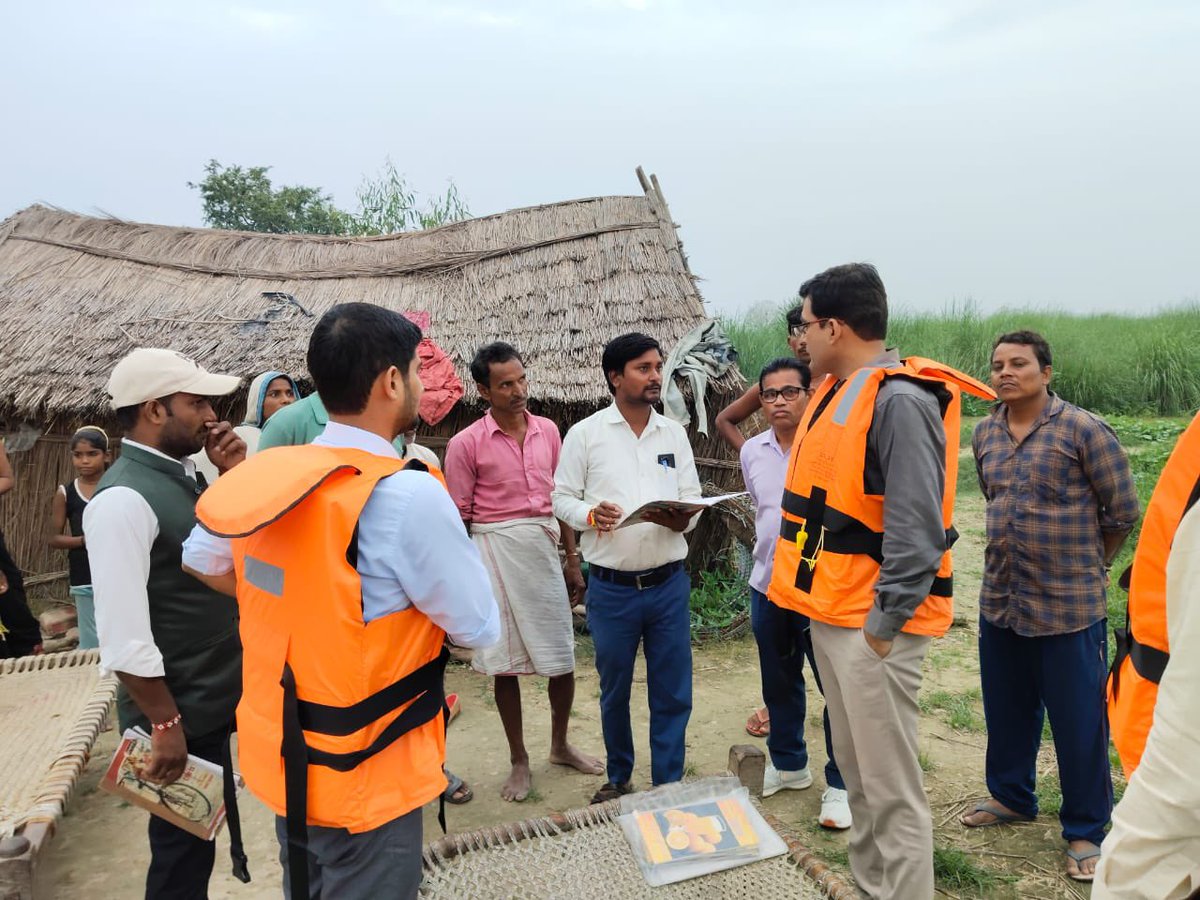dmhardoi's tweet photo. आज अपर जिलाधिकारी न्यायिक प्रफुल्ल त्रिपाठी ने उप जिलाधिकारी मयंक कुंडू के साथ सवायजपुर तहसील के अलीशेर पुरवा गाँव में बाढ़ से निपटने की तैयारियों का जायजा लिया तथा सम्बंधित अधिकारियों को आवश्यक निर्देश दिए।
@CMOfficeUP 
@InfoDeptUP 
@UPGovt https://t.co/k18yXNoBFP