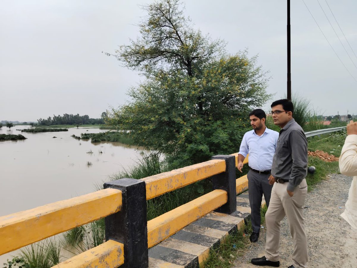 dmhardoi's tweet photo. आज अपर जिलाधिकारी न्यायिक प्रफुल्ल त्रिपाठी ने उप जिलाधिकारी मयंक कुंडू के साथ सवायजपुर तहसील के अलीशेर पुरवा गाँव में बाढ़ से निपटने की तैयारियों का जायजा लिया तथा सम्बंधित अधिकारियों को आवश्यक निर्देश दिए।
@CMOfficeUP 
@InfoDeptUP 
@UPGovt https://t.co/k18yXNoBFP