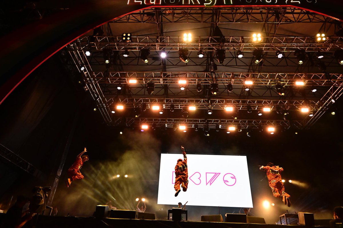 luckyfm_fes's tweet photo. 【SetList + Live Photos】NEWS
LuckyFes'25
RAINBOW STAGE 8/11(月)  19:30〜
▶︎https://t.co/gLcBVAI0Y8

【SetList】
1. weeeek
2. チャンカパーナ
3. One Night Carnival(氣志團 Cover)
4. タッチ(岩崎良美 Cover)
5. 恋を知らない君へ
6. チェリッシュ
7. 夜よ踊れ
8. ROOOTS
9. 「生きろ」
10. U R not alone

@NEWS0915_music　#NEWS