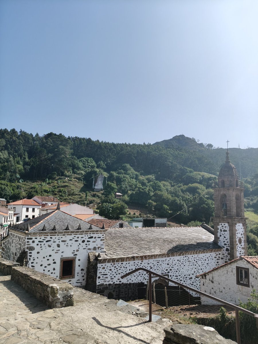 MargaGabiola's tweet photo. @mondevane esa casa del fondo en San Andrés de Teixido lleva tu nombre! https://t.co/xpgkyRCqzV