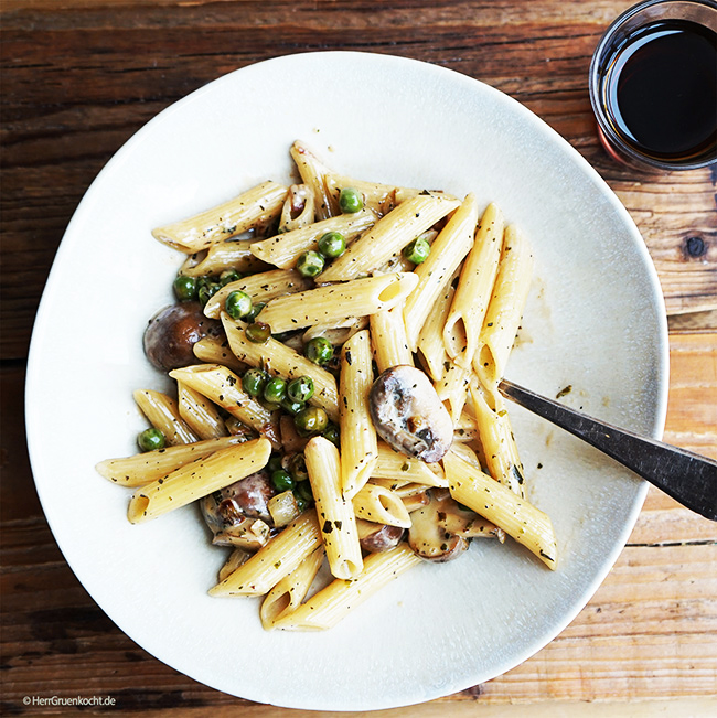 HerrGruenkocht's tweet photo. Penne Rigate mit Erbsen, Pilzen und einer Estragon-Marsala-Sauce (mit Rezept zum einfachen und schnellen Herstellen von Marsala - den man aber auch kaufen kann) 

https://t.co/e1m2355sFv

#pasta #PenneRigate #Pilze #Estragon #HerrGruenkocht #vegetarisch https://t.co/CkLE75ywyq