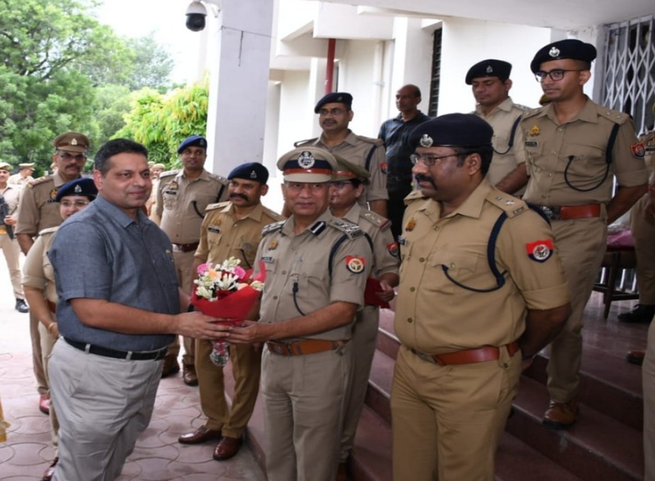 agrapolice's tweet photo. आज सूरसदन सभागार में कमिश्नरेट आगरा पुलिस द्वारा 79वें स्वतंत्रता दिवस के उपलक्ष्य में ‘कर्तव्य पथ’ कार्यक्रम का भव्य आयोजन किया गया जिसका शुभारंभ पुलिस आयुक्त, आगरा @DeepakKumarIPS2 एवं श्रीमती मोनी शांडिल्य (धर्मपत्नी पुलिस आयुक्त) द्वारा @digrangeagra व @AddCPAgra के साथ दीप प्रज्वलित कर, किया गया। 

इस कार्यक्रम के दौरान पुलिसकर्मियों में सेवाभाव, सुरक्षा एवं राष्ट्रभक्ति की भावना को प्रोत्साहित करने के लिए वामा सारथी टीम व पुलिस मॉडर्न स्कूल, आगरा के छात्र-छात्राओं व अन्य कलाकारों द्वारा प्रेरक प्रस्तुतियां दी गईं।

पुलिस आयुक्त, द्वारा कार्यक्रम के समापन पर सभी प्रतिभागियों, कलाकारों एवं सहयोगियों को उनके उत्साहवर्धन हेतु मोमेंटो एवं प्रशस्ति-पत्र प्रदान कर, सम्मानित किया गया।

#KartavyaPath #IndependenceDay2025 #UPPolice #AgraPolice