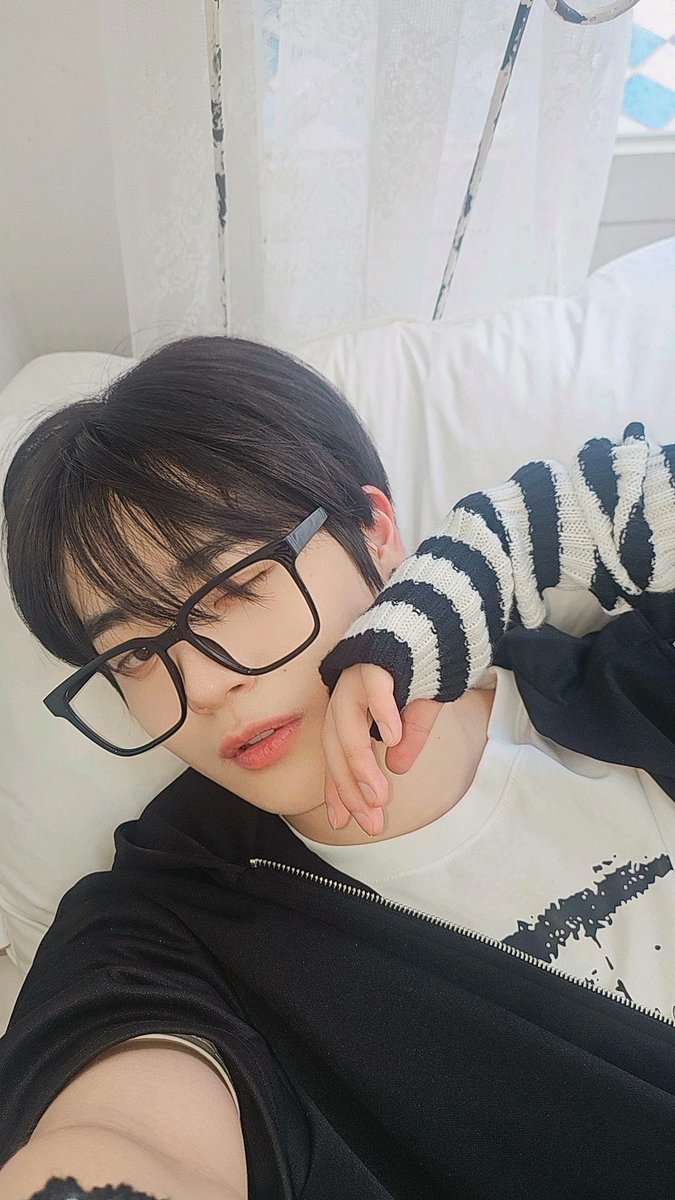 sururu917's tweet photo. 안경 조아…╥﹏╥

#홍성민 https://t.co/i2Nzcy5kYJ