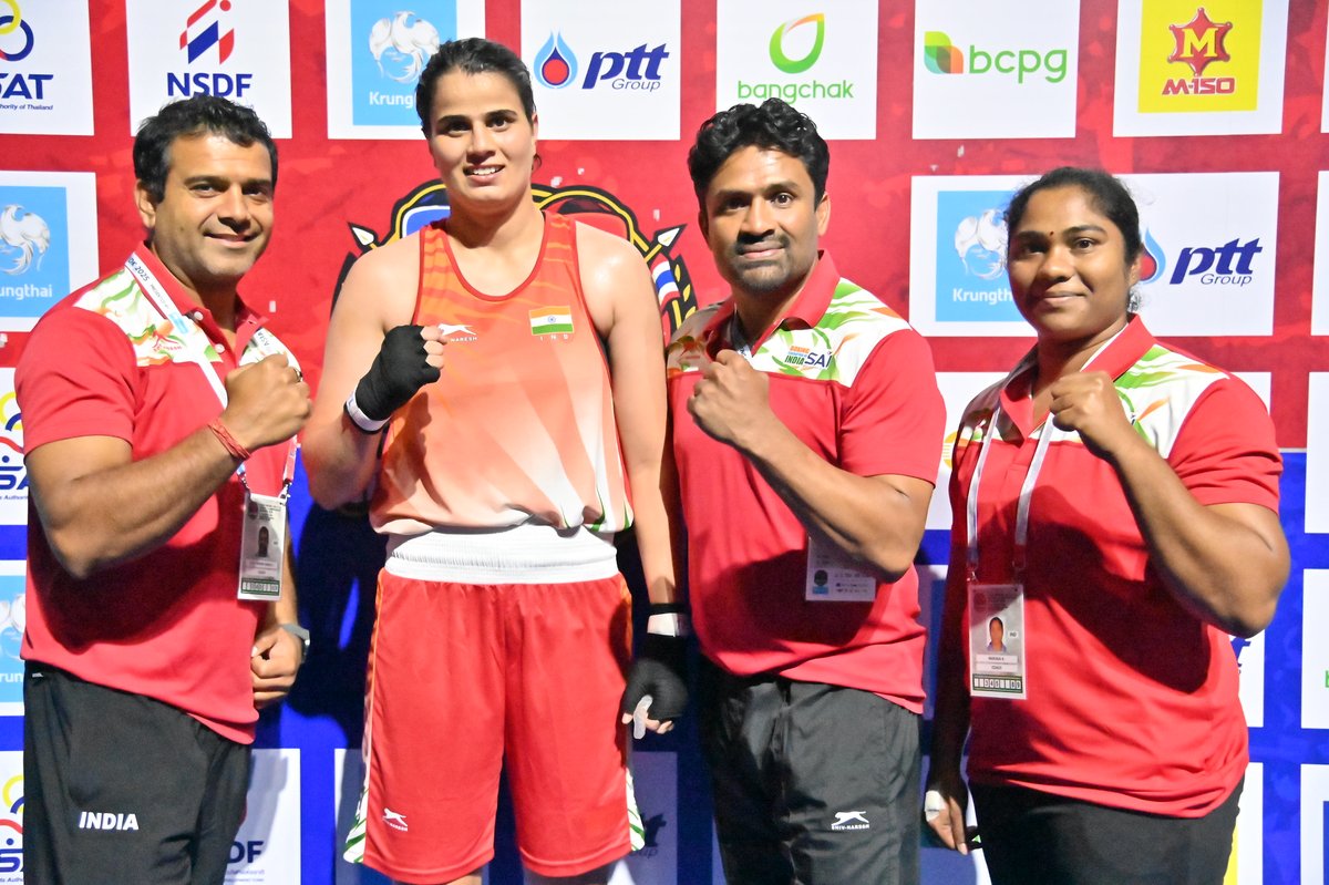 DDNewslive's tweet image. 💥 27 medals. 10 days. 1 powerhouse.
Ritika’s gold in women’s 80+kg seals a stellar show for India at the Asian U19 & U22 Boxing Championships!🥇🇮🇳
@tapasjournalist #AsianBoxing #IndianBoxing #TeamIndia #BoxingChampions #PunchPerfect #GlovesUpIndia #BoxingNation