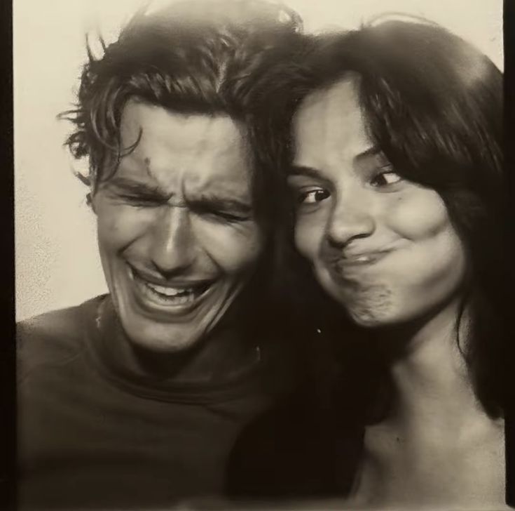 Hoje é aniversário dessa praga que eu chamo de amigo... Cris, mesmo que você seja ator pornô a gente te ama (principalmente o Veríssimo). Mas serio, você é meu amigo a muitos anos e eu te adoro do jeitinho meio torto que você é! Beijos da vevete <a href="/CohCristopher/">CrisHenᵃˡᵗ</a>