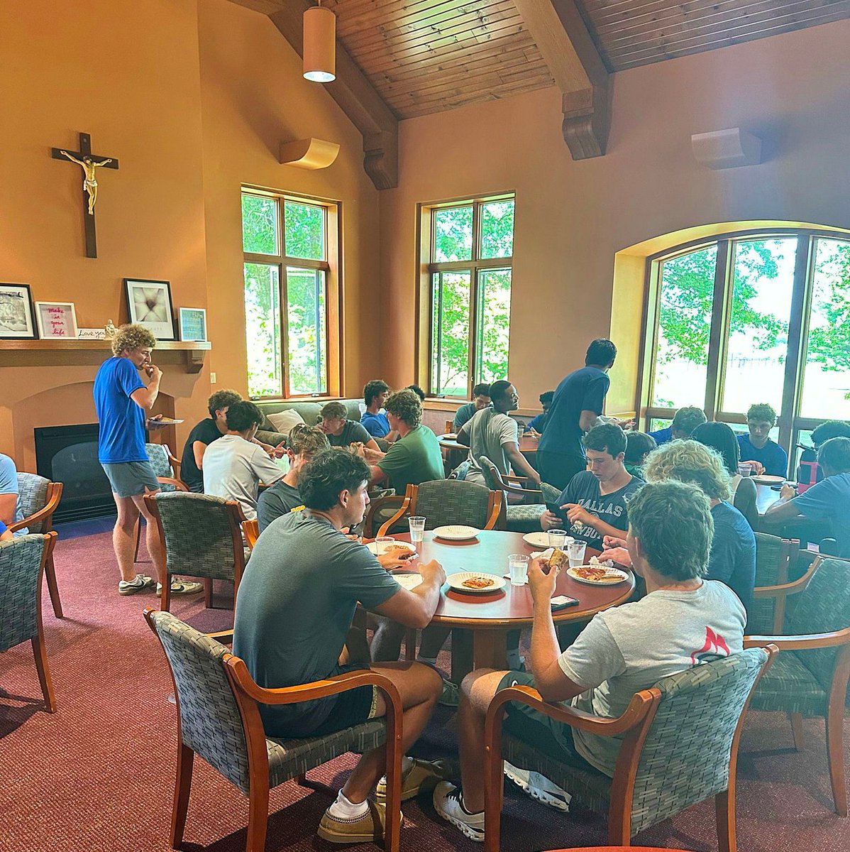 Shoutout to Coach Bates and the Gilmour football program for lending a hand in Murphy Residence Hall! The team helped Mr. Brown move boxes and refrigerators into our dormers’ new rooms — and were rewarded with a well-deserved pizza party. #WhyGilmour #WeAreGilmour