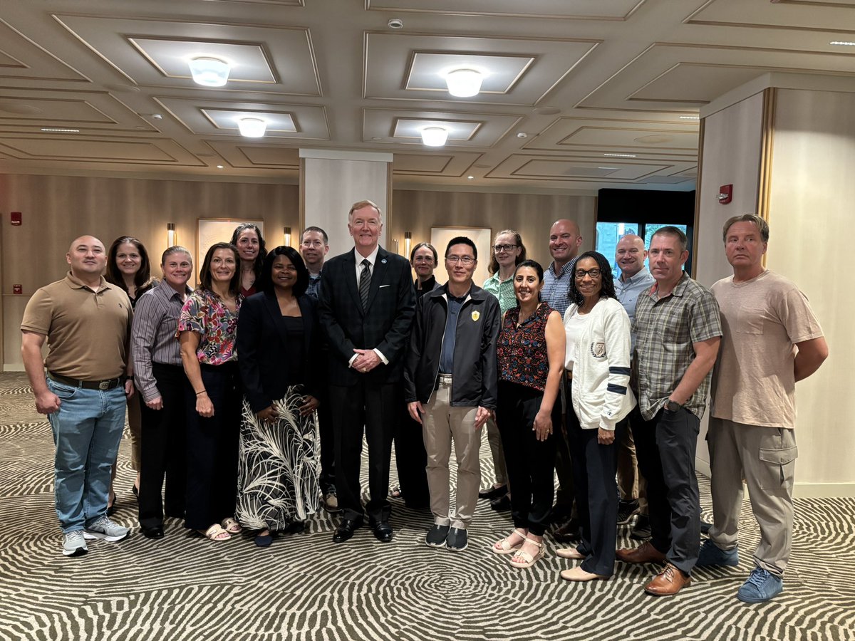 Admiral_Foggo's tweet image. Delighted to again participate in the Medical Strategic Leadership Pgm with military doctors from the U.S. &amp;amp; around the world. Humbled to give my pitch on the maritime domain between lectures by Generals Tony Zinni &amp;amp; John Kelly, USMC. @CMS_Washington @NavyLeagueUS @NavyMedicine