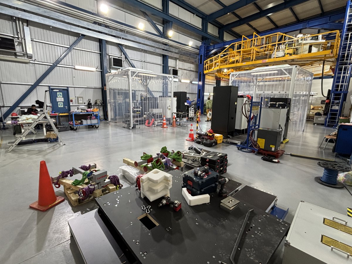 With the GRAVITY+ adaptive optics in full scientific operation since beginning of this year, the team is now getting ready for the next major step: Installation of laser guide stars at UT 1,2,3. Unpacking, assembly and integration started in the #Paranal hall. #VLT #VLTI #ESO