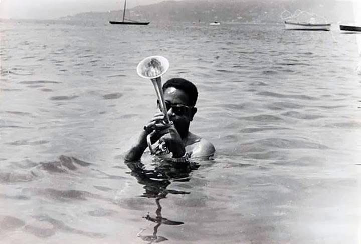 How to keep cool this summer! 😎🎺
Tune in when the summer heat calls for trumpet beats:
JAZZRADIO.com/trumpetjazz

•

#TrumpetJazz #MondayMotivation #SummerJazz #JazzPhotos #JazzRadio #Jazz