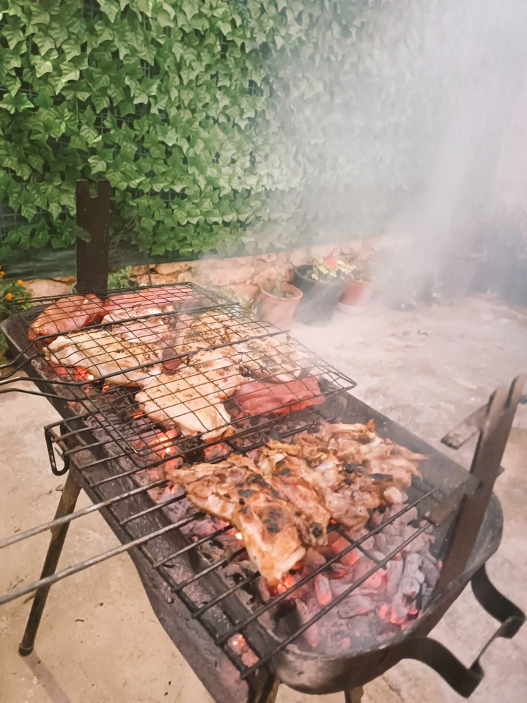 Chuuusssaaaa's tweet photo. No va a ser todo hoteles..🥩🍖
Buen veranito a tod@s 🌞 y cuidado con este calorrrrr 🥵
#veranodeescándalo #calor #CastillaYLeon #rastreator https://t.co/5CpVZ000rI