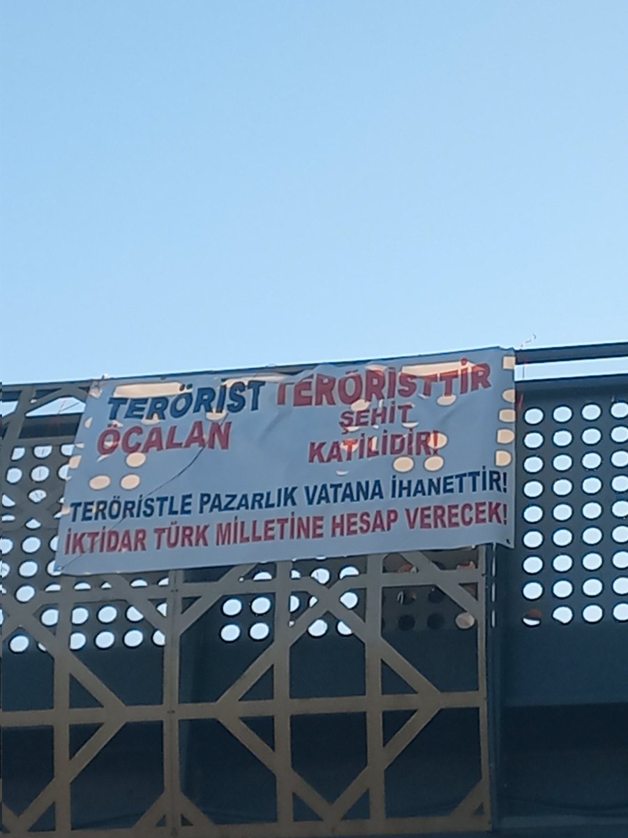 Anıl Gürel (@anllgurel) on Twitter photo Bursa'dayım. Pankartı astık. Terörist teröristtir.
Öcalan şehit katilidir. Teröristle pazarlık vatana ihanettir. Bunları söylemekse suç değildir. <a href="/ufukcankacmaz/">M.Ufukcan Kaçmaz</a> Bursa'dayım. Pankartı astık. Terörist teröristtir.
Öcalan şehit katilidir. Teröristle pazarlık vatana ihanettir. Bunları söylemekse suç değildir. <a href="/ufukcankacmaz/">M.Ufukcan Kaçmaz</a>