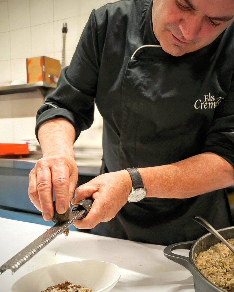 Este año, el Restaurante Els Cremalls se coronó ganador del concurso de tapas del Mercado de la Trufa Fresca de Graus con su  Risotto de setas con parmesano y trufa. 🍽️ Su increíble plato también los llevó a la final del prestigioso concurso de tapas TrufaTe 2024-2025.