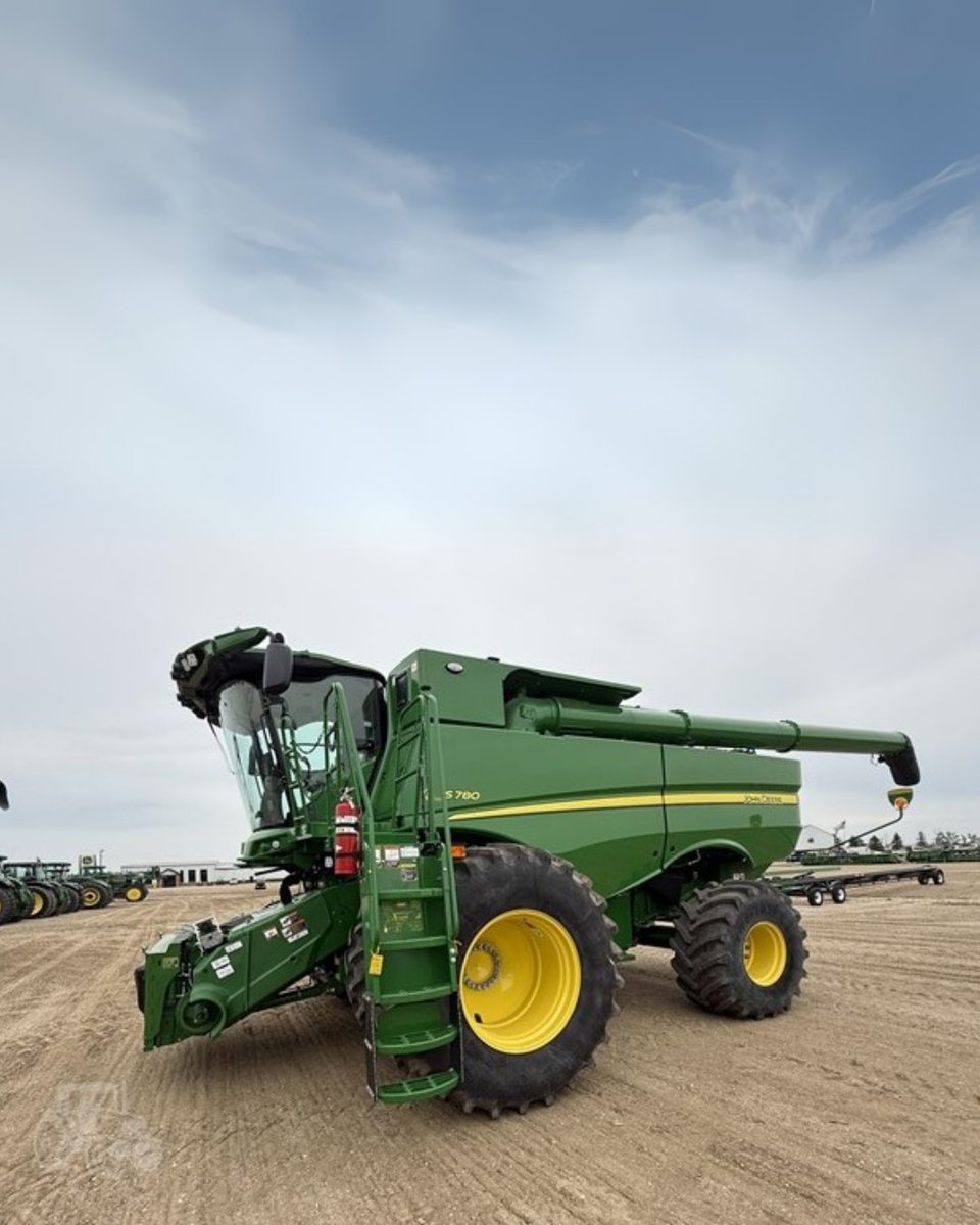 TractorHouse's tweet image. This 𝟐𝟎𝟐𝟑 𝐉𝐎𝐇𝐍 𝐃𝐄𝐄𝐑𝐄 𝐒𝟕𝟖𝟎 is for sale on #TractorHouse‼

✔311 Hours
✔208 Separator Hours 
✔PRWD
🔗 ow.ly/18RE50WCOcO

#Combines #JohnDeere #FarmEquipment #EquipmentForSale