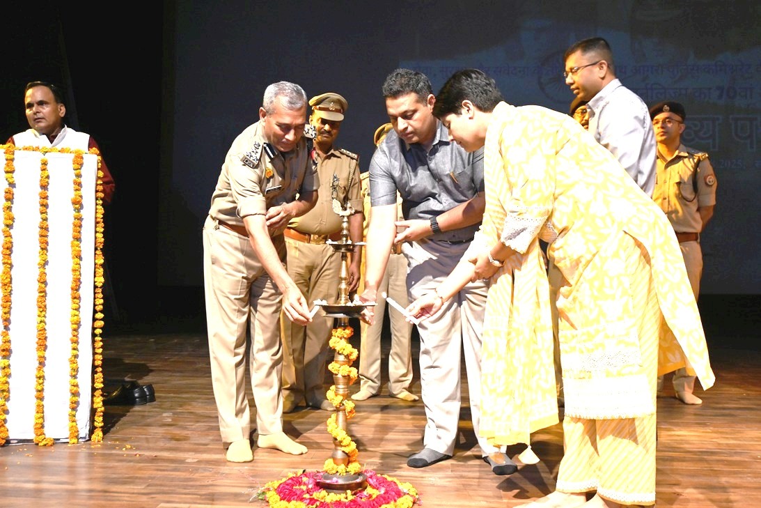 agrapolice's tweet photo. आज सूरसदन सभागार में कमिश्नरेट आगरा पुलिस द्वारा 79वें स्वतंत्रता दिवस के उपलक्ष्य में ‘कर्तव्य पथ’ कार्यक्रम का भव्य आयोजन किया गया जिसका शुभारंभ पुलिस आयुक्त, आगरा @DeepakKumarIPS2 एवं श्रीमती मोनी शांडिल्य (धर्मपत्नी पुलिस आयुक्त) द्वारा @digrangeagra व @AddCPAgra के साथ दीप प्रज्वलित कर, किया गया। 

इस कार्यक्रम के दौरान पुलिसकर्मियों में सेवाभाव, सुरक्षा एवं राष्ट्रभक्ति की भावना को प्रोत्साहित करने के लिए वामा सारथी टीम व पुलिस मॉडर्न स्कूल, आगरा के छात्र-छात्राओं व अन्य कलाकारों द्वारा प्रेरक प्रस्तुतियां दी गईं।

पुलिस आयुक्त, द्वारा कार्यक्रम के समापन पर सभी प्रतिभागियों, कलाकारों एवं सहयोगियों को उनके उत्साहवर्धन हेतु मोमेंटो एवं प्रशस्ति-पत्र प्रदान कर, सम्मानित किया गया।

#KartavyaPath #IndependenceDay2025 #UPPolice #AgraPolice