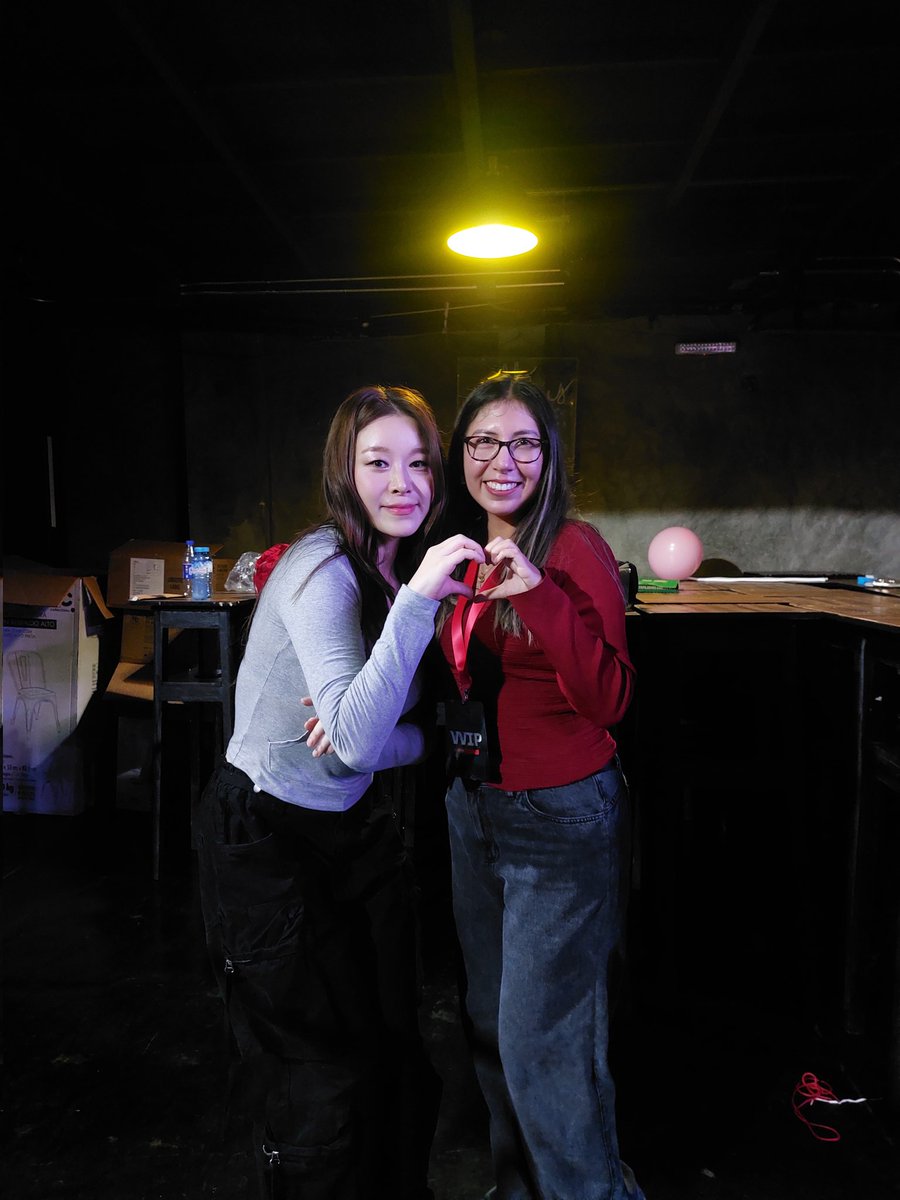luvithopie's tweet photo. obviamente también tenía que conocer a esta GENIA, le dije gracias por ser parte de dreamcatcher y que era hermosa y me respondió "you too" ✨️ se notaba muy feliz que le pidieran fotitos, bella Sooyeon 💘 

@hf_dreamcatcher https://t.co/Dnc8KLUFkB