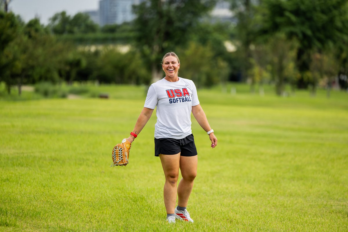 USASoftballWNT's tweet photo. 𝐉𝐮𝐬𝐭 𝐡𝐚𝐩𝐩𝐲 𝐭𝐨 𝐛𝐞 𝐡𝐞𝐫𝐞 🤩

#USWNT | #TWG2025 https://t.co/Z99jw07tLf