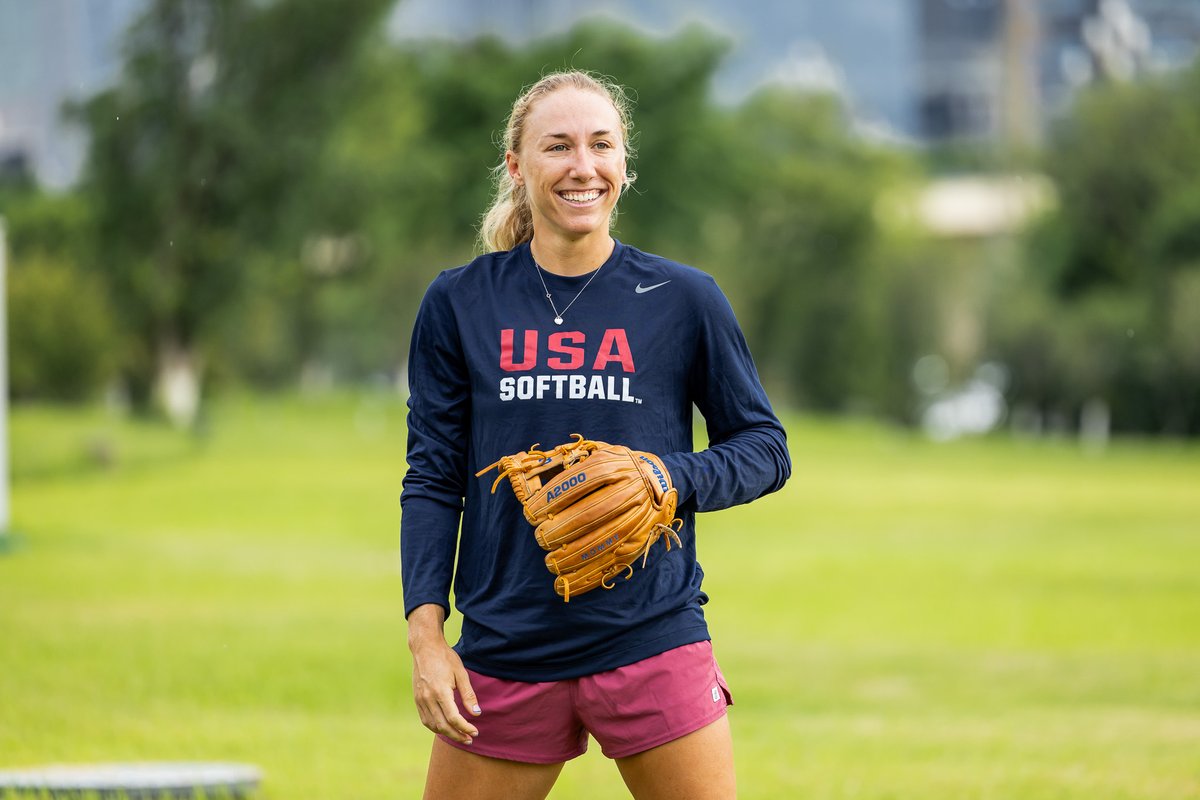 USASoftballWNT's tweet photo. 𝐉𝐮𝐬𝐭 𝐡𝐚𝐩𝐩𝐲 𝐭𝐨 𝐛𝐞 𝐡𝐞𝐫𝐞 🤩

#USWNT | #TWG2025 https://t.co/Z99jw07tLf