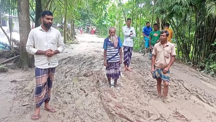 সরিষাবাড়ীতে কাঁচা রাস্তা পাকা করার দাবিতে এলাকাবাসীর মানববন্ধন