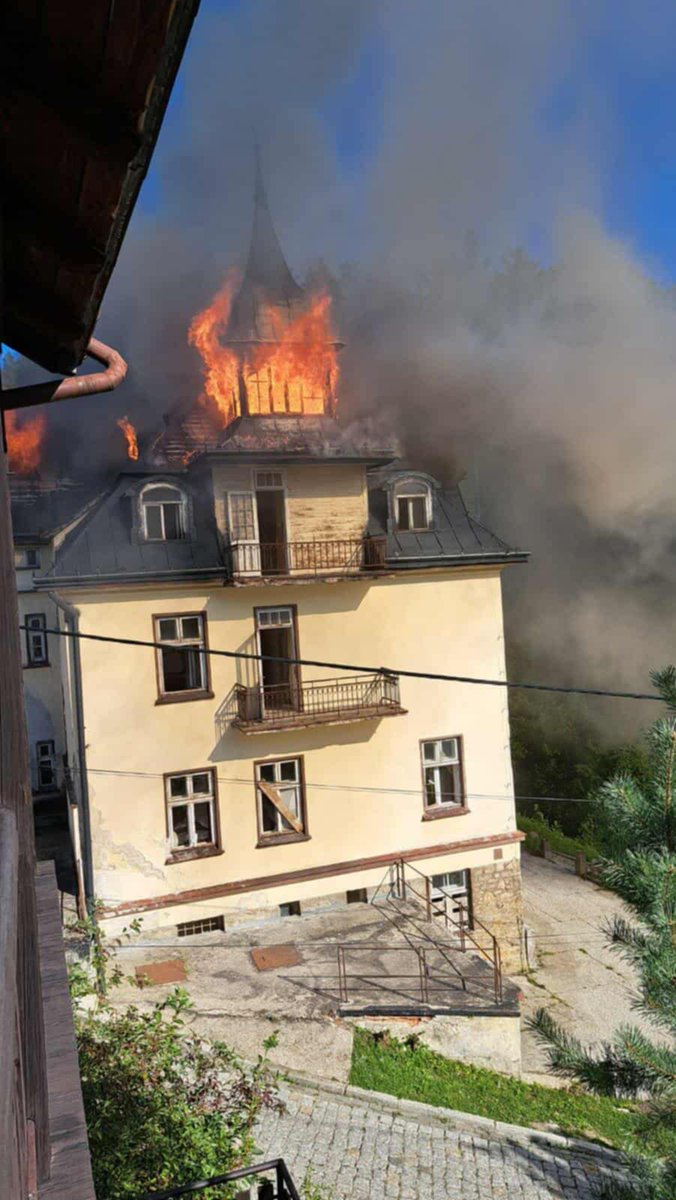 W Szczawnicy płonie byly Dom Wczasowy Renata. Od lat pustostan, czesto zamieszkały przez osoby bezdomne. #Szczawnica #Pieniny