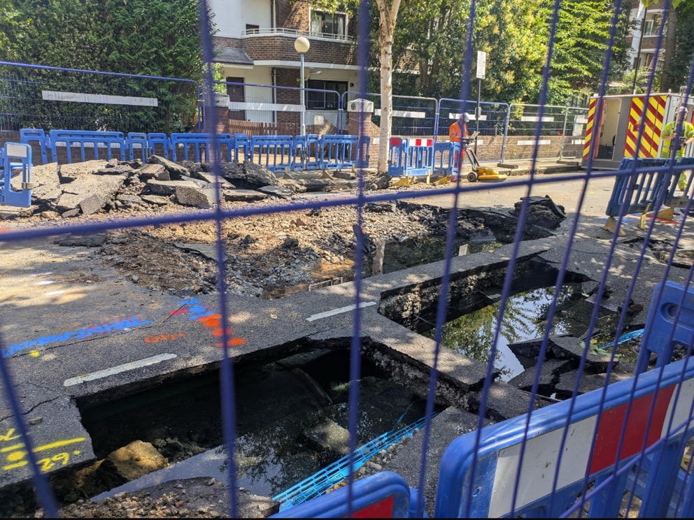 Islington Council (@islingtonbc) on Twitter photo 🚧Canonbury Street remains closed while <a href="/thameswater/">Thames Water 💧</a> carry out emergency repairs due to flood damage from a burst pipe. Works are expected to continue until the weekend.
Thank you to <a href="/LondonFire/">London Fire Brigade</a> for their help managing the incident last night/this morning.
1/2 🚧Canonbury Street remains closed while <a href="/thameswater/">Thames Water 💧</a> carry out emergency repairs due to flood damage from a burst pipe. Works are expected to continue until the weekend.
Thank you to <a href="/LondonFire/">London Fire Brigade</a> for their help managing the incident last night/this morning.
1/2