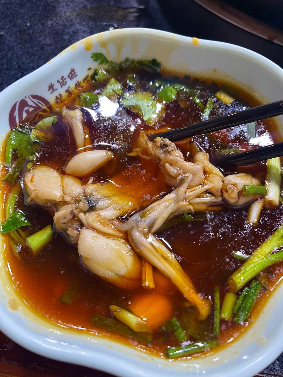 太菜了和朋友去吃自助美蛙鱼，第一锅豆把我们涨成哈儿了。一个人才40多点，无限量加，直接涨得晕碳，算不算川渝地区特有的价格。