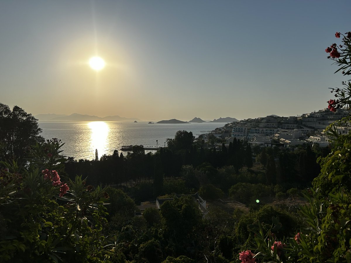 Tatil başlasın, 
Ben yokken lütfen sektör fazla değişmesin.
Güzel bir gün batımı çekmek için bekliyorum.